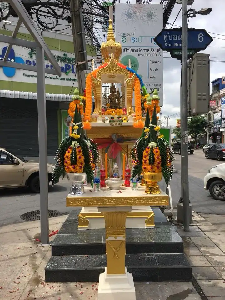 ร้านตระกูลศิลป์ ศาลพระภูมิ